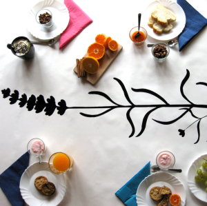 Az asztal körül panka&pietro terítő